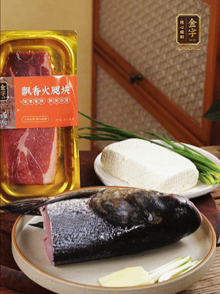 花鰱魚頭處理干凈（刮黑膜、除貼骨血、拔魚牙、剪魚鰭、刮凈魚肉表面雜質(zhì)），從中間劈開成兩半，擦干水分