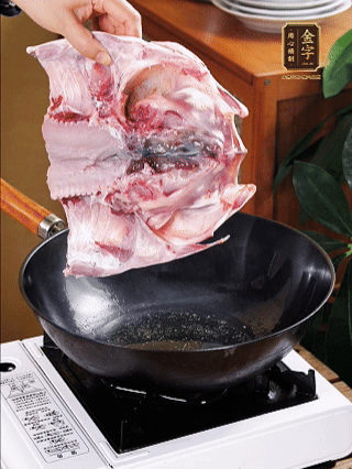 鍋里油燒熱（一半豬油、一半玉米油），放入魚頭，把魚頭煎至少兩面金黃