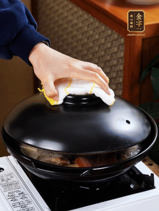 大火燒開，大火煮10~15分鐘。放入切好的豆腐，再煮5分鐘