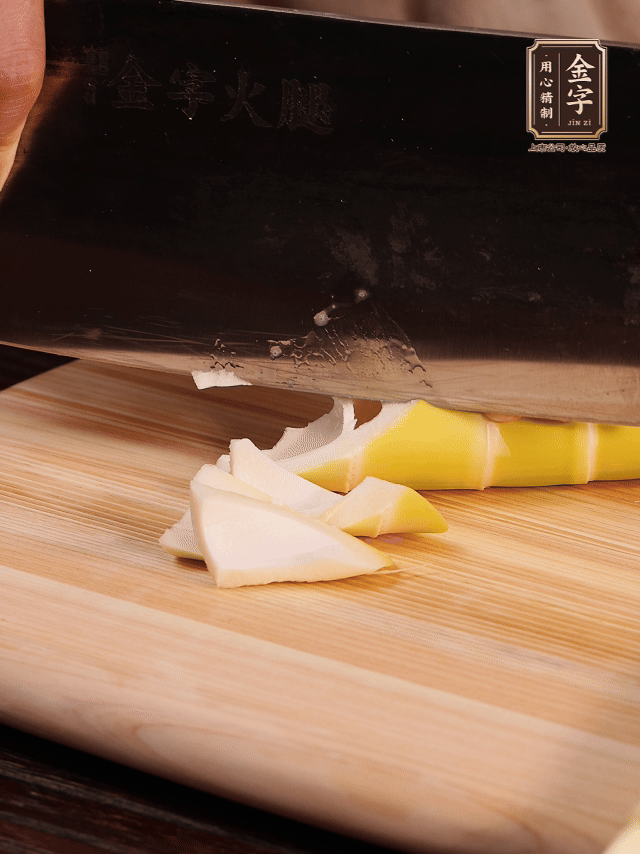 春筍去筍衣切滾刀塊；萵筍去皮切滾刀塊；春筍、百葉結(jié)焯水2分鐘。