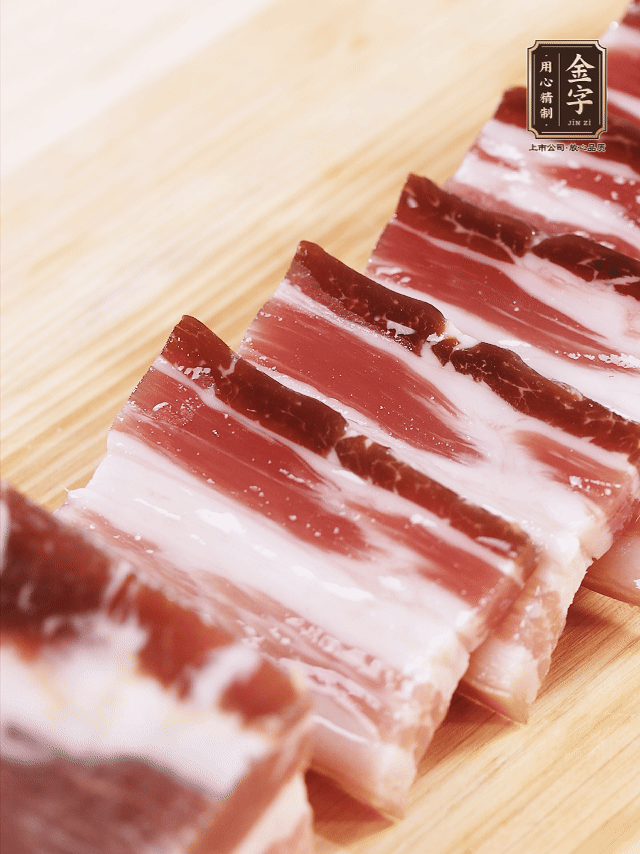 金字淡咸肉切厚片；金字淡咸肉、仔排加蔥姜、料酒焯水3分鐘，溫水洗凈。