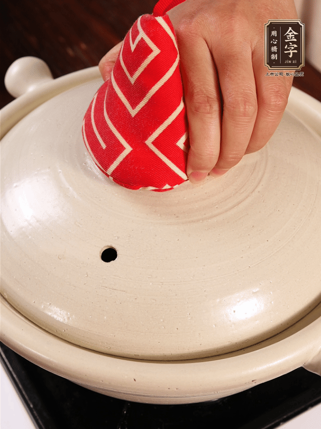 加開水燉煮，水沸后轉(zhuǎn)小火40分鐘。