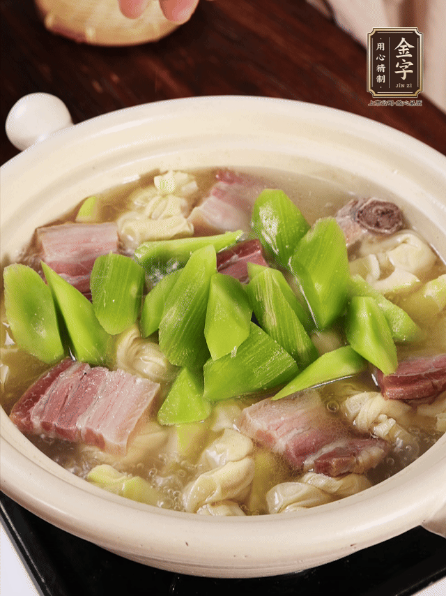 下春筍、百葉結(jié)，繼續(xù)燉15分鐘。最后下萵筍煮3分鐘，少許鹽調(diào)味。