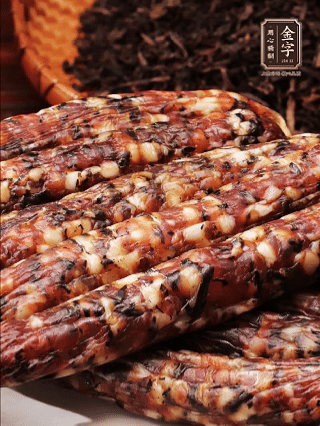金字土香腸、金字梅干菜香腸、金字醬肉，切片