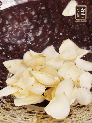 大蒜、生姜、紅蔥頭處理成粒。青辣椒切碎