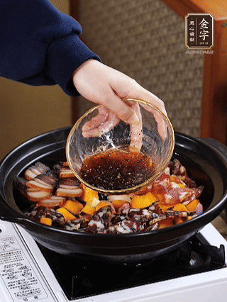 姜、蒜、蔥頭粒煎香，倒入南瓜，煎至兩面焦香