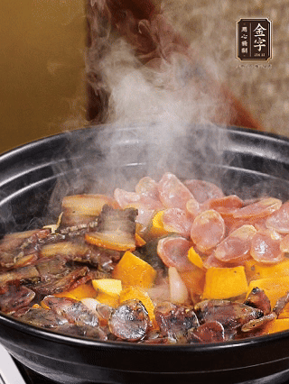 關(guān)火鋪上土香腸、梅干菜香腸、醬肉，加生抽、清水、黑胡椒粉調(diào)成的料汁，中火焗5分鐘