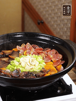 中間放入百合，圍一圈青椒碎，小火再焗2分鐘