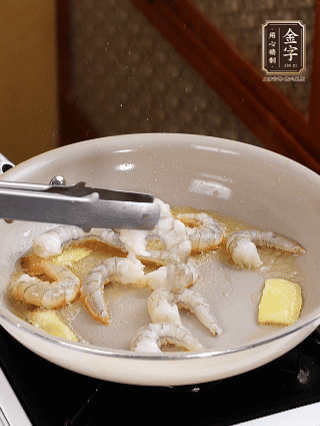 秘制煲仔飯醬油：2勺蒸魚豉油、半小勺糖、1大勺清水?dāng)嚢杈鶆蛑?分鐘