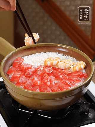 開蓋戳幾個洞均勻受熱，鋪臘腸、蝦仁，蓋蓋小火煮5分